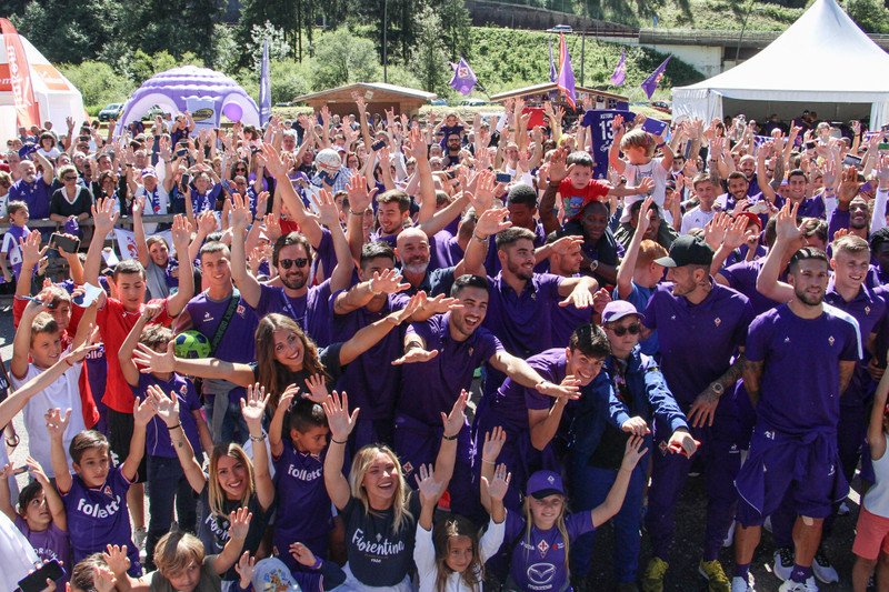 Ed ecco a voi la foto di archiviazione del ritiro di Moena 18.
Da notare il clima di 'tensione' e 'contestazione'.
FORZA VIOLA 💜💜💜!!!
#Fiorentina 
#InsiemeSiamoPiùForti 
#NoiSiamoFirenze