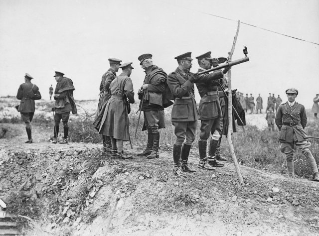 During  #WW1, it became highly desirable to capture a wider audience in the selfie, but the narrow angle lenses of the era’s mobiles made this difficult. Here King George V extends an experimental telescopic selfie stick to position the phone further away and capture a wider view.