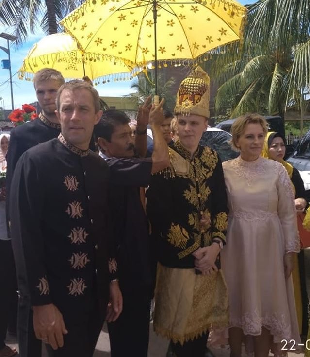 teazmee's tweet photo. Pria Norwegia Nikahi Gadis Aceh Asal Gampong Mancang, Kec. Samudera Kab. Aceh Utara.

#Kalom Aset Aceh dikuasai Asing 😋

Sumber: ig acehworldtime https://t.co/vYjdskYtmT