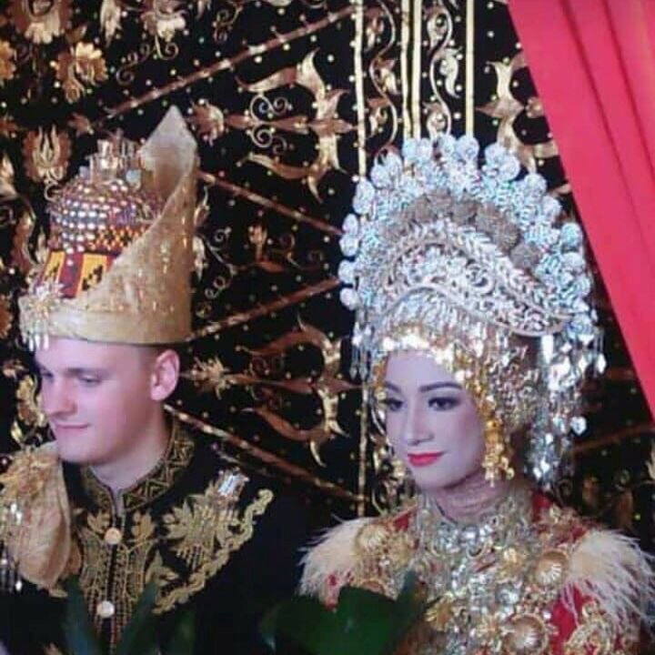 teazmee's tweet photo. Pria Norwegia Nikahi Gadis Aceh Asal Gampong Mancang, Kec. Samudera Kab. Aceh Utara.

#Kalom Aset Aceh dikuasai Asing 😋

Sumber: ig acehworldtime https://t.co/vYjdskYtmT