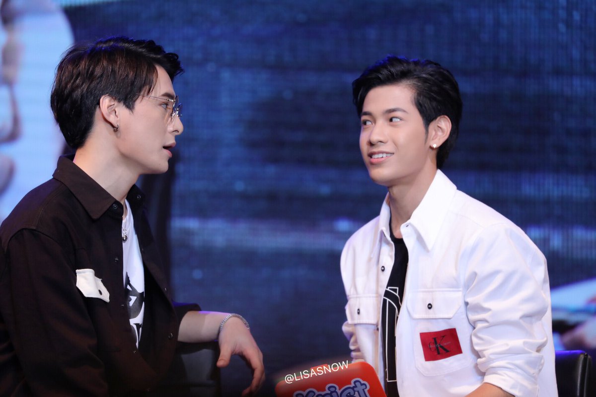 |180722|
<a href="/kristtps/">คุณพี⛅💛</a> <a href="/stjinx_maya/">ในโซเชียลฉันเป็นทุกอย่างที่ไม่ใช่ศิลปิน.</a> HDpre3p
glasses Krist～
wow
#ทีมพีรญา 
#SingtoPrachaya 
#KristPerawat
#KristSingtoFMinHongKong