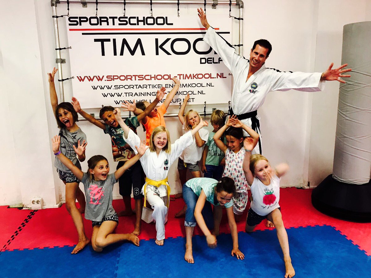 SS_TimKool's tweet image. Daphne vierde haar sportieve kinderfeestje bij onze sportschool in #Delft. 🎉 Cadeautjes uitpakken, taarten eten, Taekwon-Do en veel spelletjes was het weer een geslaagd kinderfeestje.🎈Bedankt voor de gezelligheid &amp;amp; nogmaals van harte gefeliciteerd 🎊👊🏻