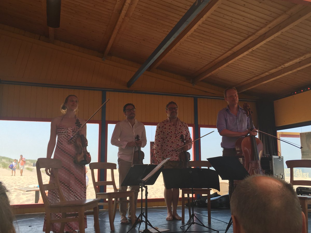 9Dragons_tongue's tweet photo. Magistraal mooi koffie concert @MatangiQuartet vanmorgen in strandtent #DeFuut O.A. #Haydn ‘Sunrise’ #KarlJenkins ‘5th seasen’ ‘Welsh tango’ ‘Bits’ en #JacobTerVeldhuis ‘Syracus Blues’. Zo’n indrukwekkend mooie beleving, zo dicht op de musici! 💛 Met uitzicht op strand en zee!! https://t.co/cXGhjUeMd1