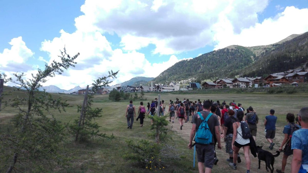 Lab_Crash's tweet image. Il corteo aggira il blocco della gendarmerie e prosegue sui campi da golf. Buttare giù tutte le frontiere e abolire l&apos;accordo di Dublino! Forza #notav, forza #noboder!