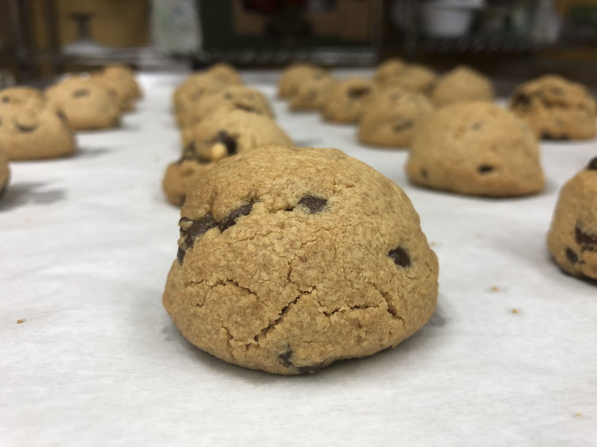 MomsCookies_'s tweet photo. Peanut Butter Chocolate Chip Freshly Baked 😋 #peanutbutterchocolatechip #peanutbutterchocolate #peanutbutterchips #peanutbutterchip #peanutbutterchocolatechocolate #peanutbutterdoublechocolate #peanutbutterchocolatecookies #peanutbutterchocolatechipcookies #peanutbuttercookie https://t.co/sQaJcZ3o28