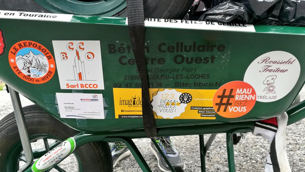 mauriennisezvs's tweet photo. Bravo à Vincent qui parcours la Route des Grandes Alpes en brouette pour récolter des dons pour la recherche contre la maladie de Charcot 👍 On l'a rencontré hier @valdisere, il passe aujourd'hui le @Col_Iseran pour rejoindre la @hautemaurienne #MauriennisezVous https://t.co/YDowGcgYJO