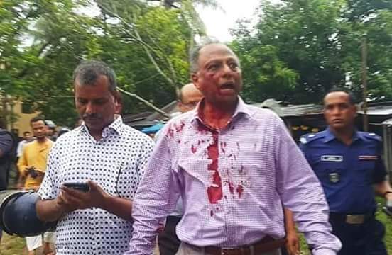 haidersuman's tweet photo. The editor of Daily Amar Desh,Mahmudur Rahman is brutally attacked by ruling Awami League terrorists in a court in broad daylight and in the presence of police. Cops neither took any action to save him nor to resist the terrorists. Fascism in #Bangladesh!
@UNHumanRights
@hrw https://t.co/6xE5TeWSAp