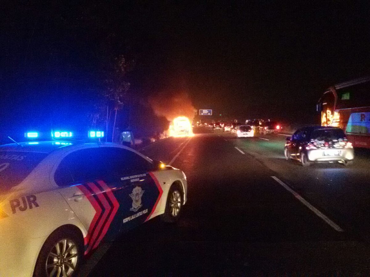 19.06 WIB #Kecelakaan_Japek Dawuan KM 65 arah Cikampek, Kendaraan Terbakar di lajur 1/kiri, dalam Penanganan.