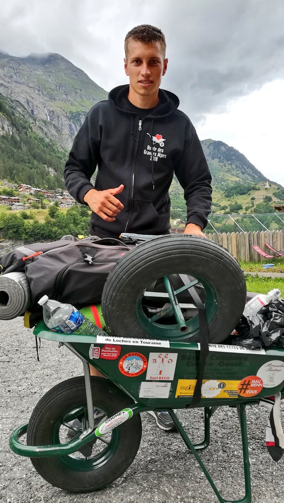 mauriennisezvs's tweet photo. Bravo à Vincent qui parcours la Route des Grandes Alpes en brouette pour récolter des dons pour la recherche contre la maladie de Charcot 👍 On l'a rencontré hier @valdisere, il passe aujourd'hui le @Col_Iseran pour rejoindre la @hautemaurienne #MauriennisezVous https://t.co/YDowGcgYJO