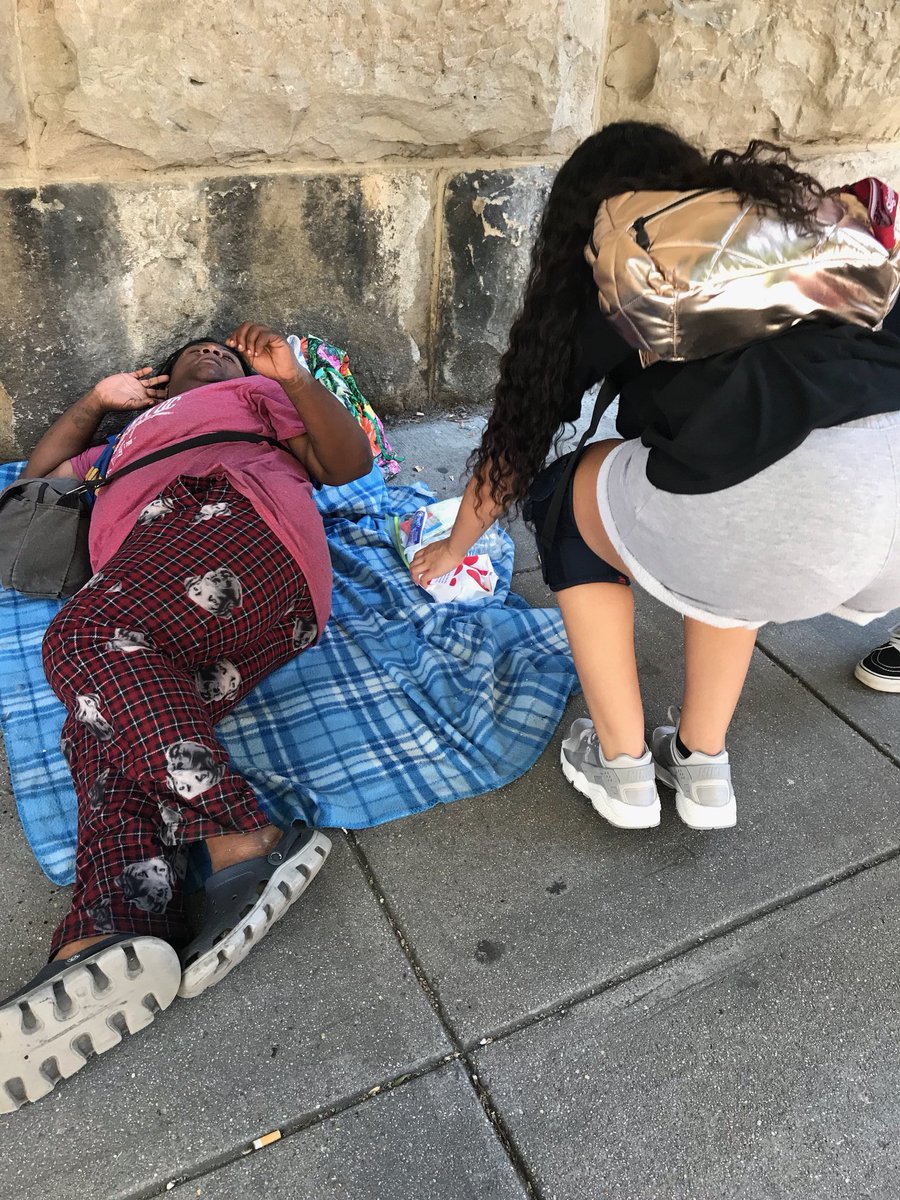 TheHope2Help's tweet photo. Our first service mission was a success! Our volunteer team purchased, assembled, and distributed over 170 hygeine care packages, @ChickfilA and @ChipotleTweets meals to the homeless in Washington, DC. 

#TheHopeToHelpProject  #BETHEHOPE https://t.co/bbOVYXkfC0