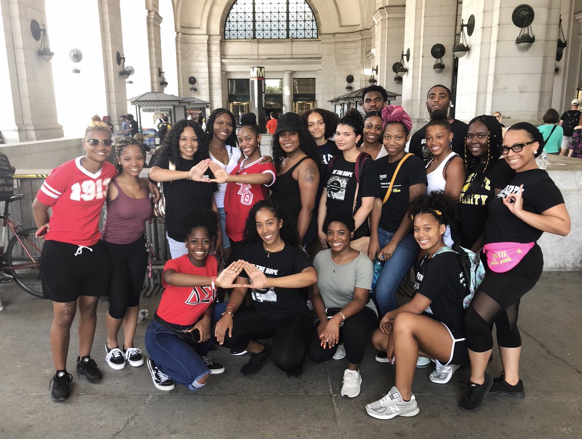 TheHope2Help's tweet photo. Our first service mission was a success! Our volunteer team purchased, assembled, and distributed over 170 hygeine care packages, @ChickfilA and @ChipotleTweets meals to the homeless in Washington, DC. 

#TheHopeToHelpProject  #BETHEHOPE https://t.co/bbOVYXkfC0