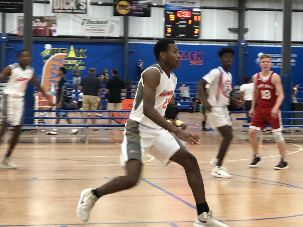 PrepHoopsSC's tweet photo. Day 2 action Team Loaded 704 2020 vs Hardwood Warriors @teamloadedaau #CLTLive #PrepHoops #SwannysRoundballReview https://t.co/sEuJ8kPyIx