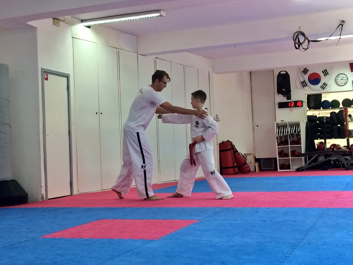 SS_TimKool's tweet image. Gisteren had Stefan een 1:1 training met Sabum Rory de Vries om alles voor het zwarteband examen van volgend jaar te oefenen. 🥋Nu zelf aan de slag met alle tips! Ga zo door Stefan! Goed bezig 👊🏻👍🏻