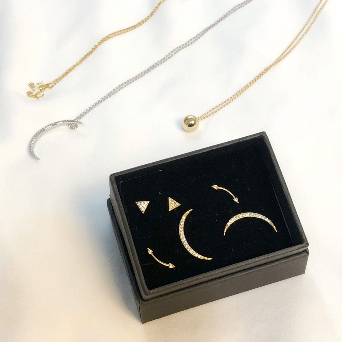 Anchusny's tweet photo. 14k / White gold https://t.co/Cl4TEw3IGS
#daily #styling with #AnChus dipped via #14karatgold and #whitegold
#finejewelry #collection the #necklace #earrings #bracelet #rings dipped by #14Kgold #whitegold those items completed your daily #look https://t.co/JV3npeFveh
