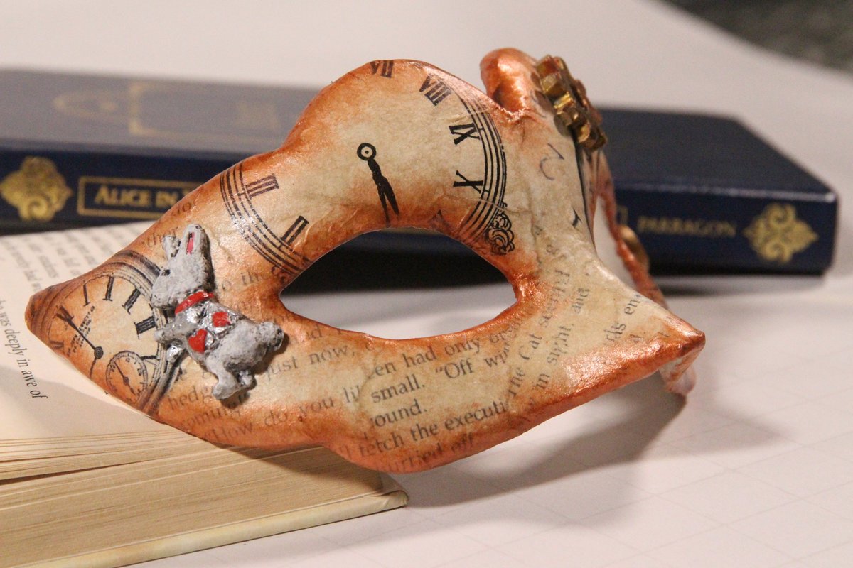 Happy_masks's tweet photo. White Rabbit, Alice in Wonderland inspired, Steampunk style mask up on my #etsy shop: https://t.co/CJNfxksAHx #WhiteRabbit #AliceinWonderland #LewisCarroll #Steampunk #mask #masquerade #BookcaseDecor https://t.co/bivNfKN0RZ