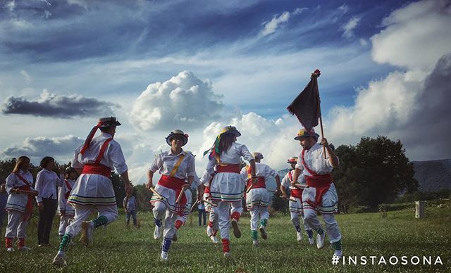 instaosona's tweet photo. Ahir, al #Collsacabra, recordant els 35 anys del Festival de #Cantonigròs amb voluntaris i amics. #instaosona #igerscatalunya https://t.co/rul7CjeLlv https://t.co/n7f7K8id4D