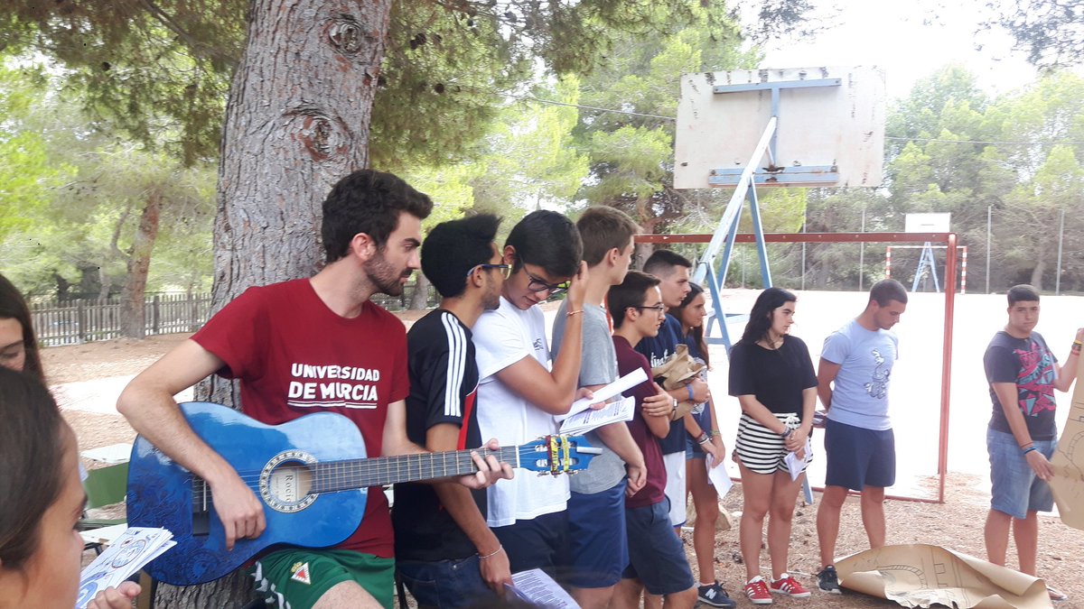 convimarcha's tweet image. Celebrando la Eucaristía en torno a la mesa como Familia Marista, agradeciendo las huellas de Dios en nuestras vidas. 1/4 @GVXAlicante @GVXMurcia @MaristasCt @GVXvalencia @GVXMediterranea