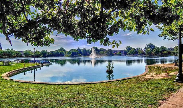 VisitRichmond's tweet image. Richmond is filled with beautiful parks all over the region. They're perfect for scenic strolls, picnicking, or simply relaxing while enjoying the views. 📸: @thenostradonny #VisitRichmond #RVA #LoveVA #optoutside #citypark ift.tt/2uXF16m