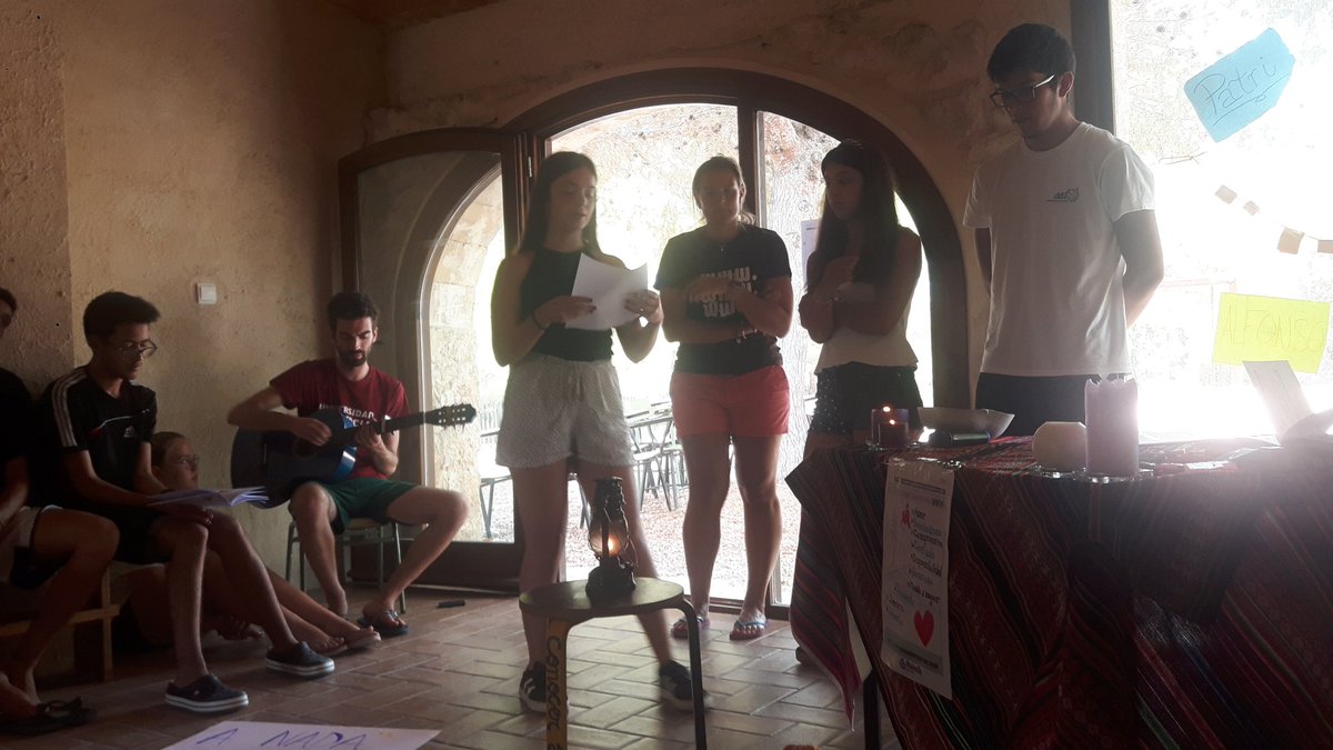 convimarcha's tweet image. Celebrando la Eucaristía en torno a la mesa como Familia Marista, agradeciendo las huellas de Dios en nuestras vidas. 3/4 @GVXAlicante @GVXMurcia @MaristasCt @GVXvalencia @GVXMediterranea