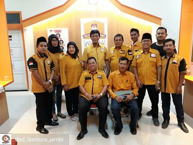 dpplasmura's tweet photo. Regrann from @dpd_lasmura_jambi -  Jajaran DPD Hanura dan DPD lasmura mengantar berkas pendaftaran BACALEG ke KPU Provinsi jambi. Untuk di verifikasi berkas - #regrann https://t.co/E6LAW8qbQQ https://t.co/SMBn9WL3oq