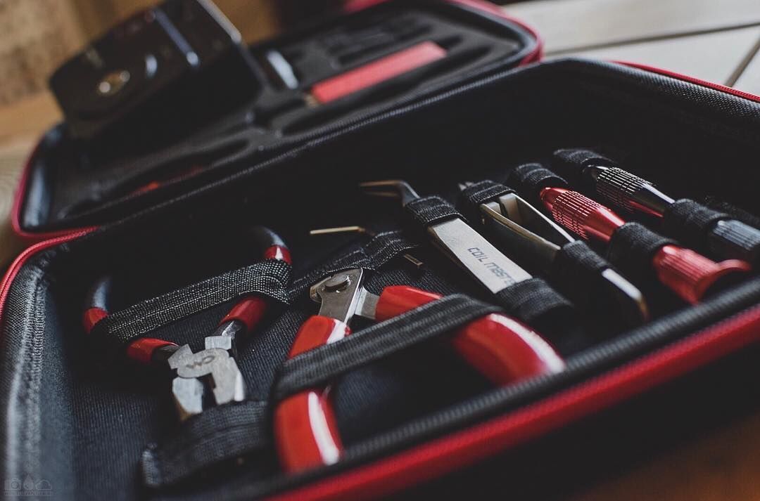 A simple choice, contains everything you need.
Drop a like if you're a fan of #DIYKitV3!❤
📷: dripilisticvapeyclouds 
buff.ly/2J0W4Lf 
#coilbuild #vape #ecigs #vapelife #vapers #vapefun #CoilMaster