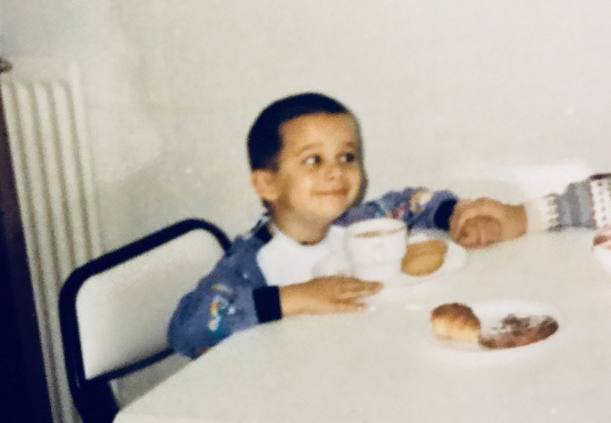 joan90plana's tweet image. Doncs jo de petit, a casa dels avis, a Maçanet, em vaig fer un fart de beure llet crua. I, vaja, les tares que pugui tenir no crec que siguin per això! Content de poder-ne tornar a beure i content també pel sector lleter català! #llet #lletcrua