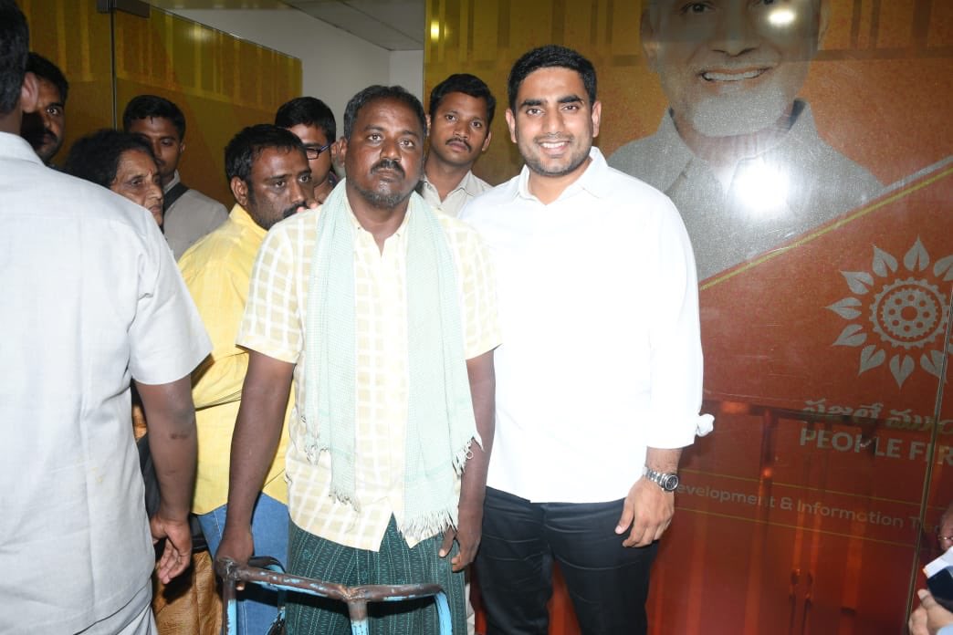 TDP24x7's tweet photo. With visitors at my office in Secretariat. Received their grievances which will be redressed on an immediate basis - NaraLokesh #ChandrababuNaidu #tdp #NaraLokesh #1500DaysofCBN #APNumberOneEODB #ISupportTDP #Secretariat #4YearsOfTDPGovt #4YearsOfGoodGovernance #NTRBiopic #ncbn https://t.co/S2KDGWsWP3