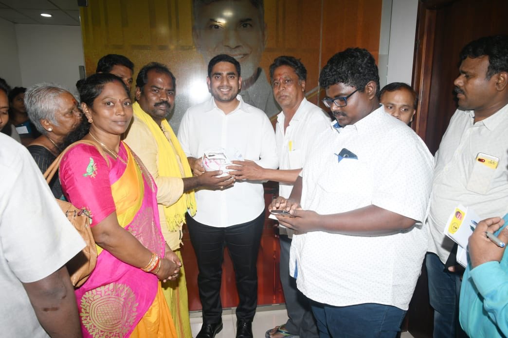 TDP24x7's tweet photo. With visitors at my office in Secretariat. Received their grievances which will be redressed on an immediate basis - NaraLokesh #ChandrababuNaidu #tdp #NaraLokesh #1500DaysofCBN #APNumberOneEODB #ISupportTDP #Secretariat #4YearsOfTDPGovt #4YearsOfGoodGovernance #NTRBiopic #ncbn https://t.co/S2KDGWsWP3