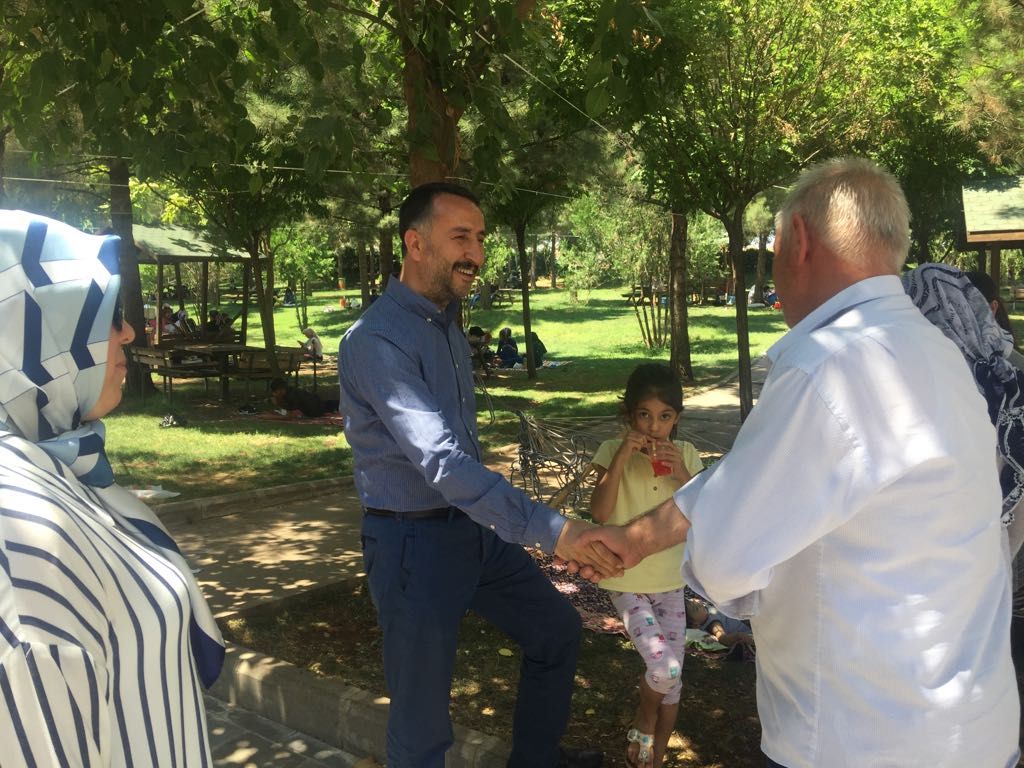 Siverekbld's tweet photo. Başkanımız Sn. @ResulYilmaz63,  yeşilin huzur veren atmosferinde piknik yapmak ve sıcak havayı fırsata çevirmek için Şehit Suat Aloğlu Mesire alanımıza gelerek Pazar gününü kendileri için anlamlı kılmaya çalışan vatandaşlarımızla bir araya gelerek sohbet etti. @erolkaya_ist https://t.co/EkdMkhXVwo