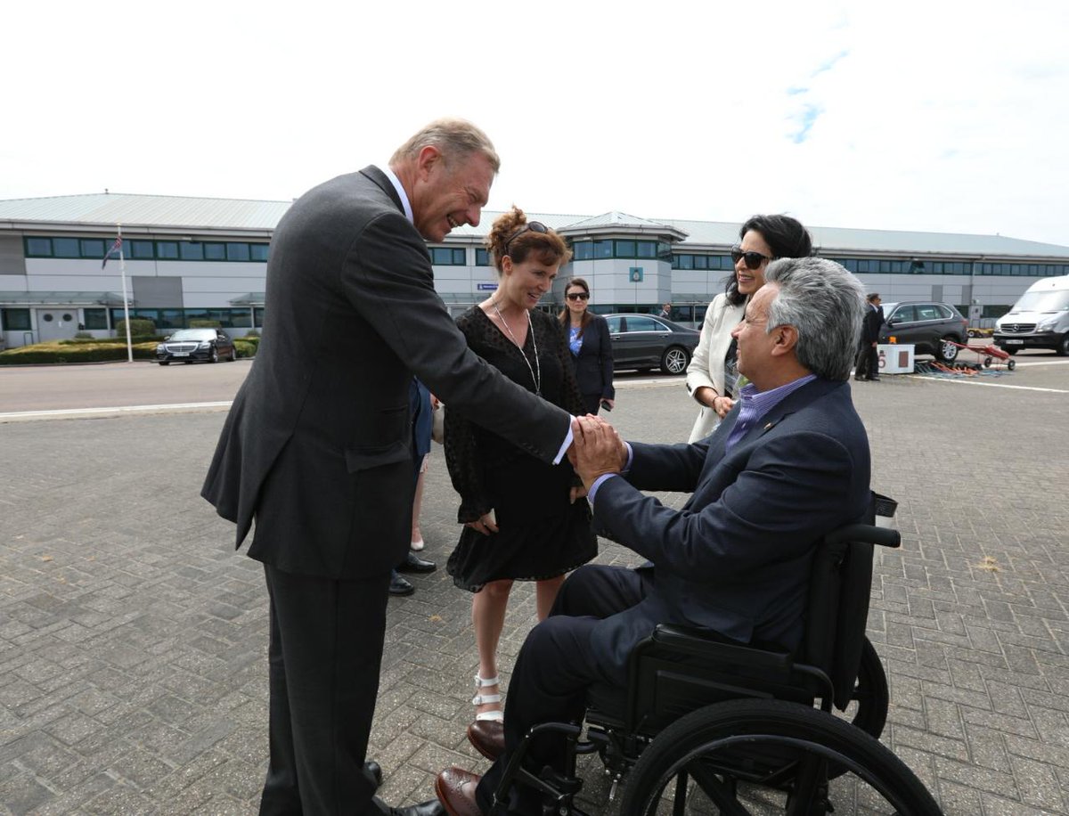 Presidencia_Ec's tweet photo. Presidente @Lenin Moreno y su esposa #RocíodeMoreno, arribaron a Londres como parte de la visita oficial #EcuadorGiraUE, donde fueron recibidos por el embajador ecuatoriano Carlos Abad y otras autoridades inglesas. https://t.co/mX0q5egK1w