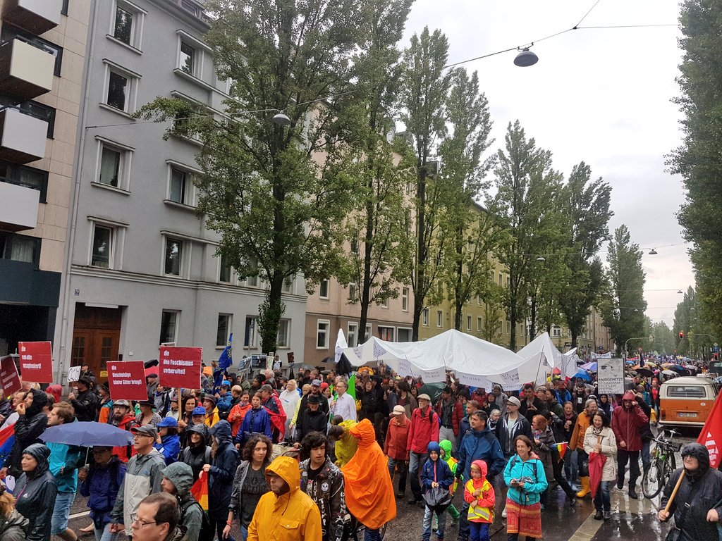 antira_muc's tweet photo. #Noborder #NoNation #StopDeportations 1000e Menschen sind heute in #München bei der #Ausgehetzt- Demo gegen rassistische Politik und für Bleiberecht und Solidarität auf der Straße. #right2stay https://t.co/BII2dpqslC