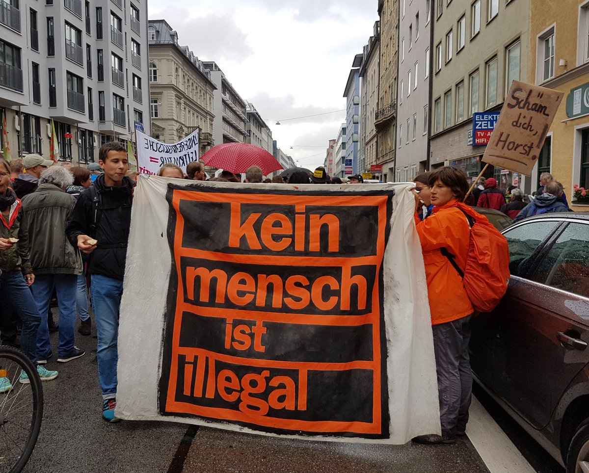 antira_muc's tweet photo. #Noborder #NoNation #StopDeportations 1000e Menschen sind heute in #München bei der #Ausgehetzt- Demo gegen rassistische Politik und für Bleiberecht und Solidarität auf der Straße. #right2stay https://t.co/BII2dpqslC