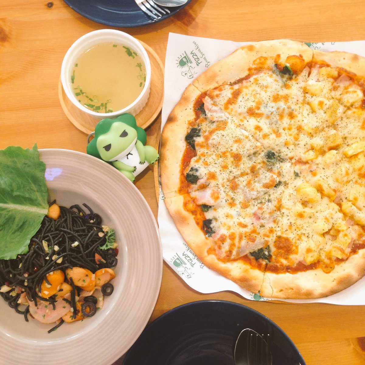 Ajapann's tweet photo. รีวิวร้านพิซซ่าเตาฟืนโฮมเมด🍕 "พิซซ่าบ้านสวนครัว" ตัวแป้งจะบางๆกรอบๆ ทำกันให้เห็นจะๆหน้าร้าน ชีสยืดๆ ฟินไปอี๊กกก~ เริ่มต้นถาดละ 179฿ (ถาด6ชิ้น) และยังมีเมนูอื่นๆอีกมากมาย ทางร้านมีบริการส่งด้วยนะจ๊ะ แนะนำเลยอร่อยจริงๆ
📍พิกัดย่านพุทธบูชา พระราม2
@aroii #อร่อยไปเเดก #อร่อยบอกต่อ https://t.co/kwuU9HIxEP