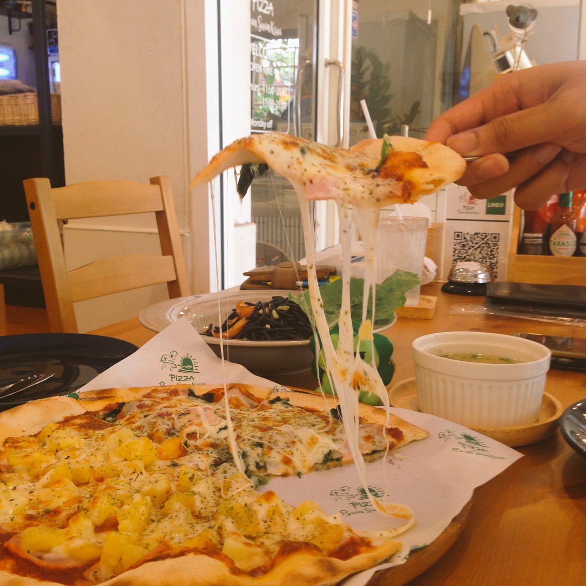 Ajapann's tweet photo. รีวิวร้านพิซซ่าเตาฟืนโฮมเมด🍕 "พิซซ่าบ้านสวนครัว" ตัวแป้งจะบางๆกรอบๆ ทำกันให้เห็นจะๆหน้าร้าน ชีสยืดๆ ฟินไปอี๊กกก~ เริ่มต้นถาดละ 179฿ (ถาด6ชิ้น) และยังมีเมนูอื่นๆอีกมากมาย ทางร้านมีบริการส่งด้วยนะจ๊ะ แนะนำเลยอร่อยจริงๆ
📍พิกัดย่านพุทธบูชา พระราม2
@aroii #อร่อยไปเเดก #อร่อยบอกต่อ https://t.co/kwuU9HIxEP