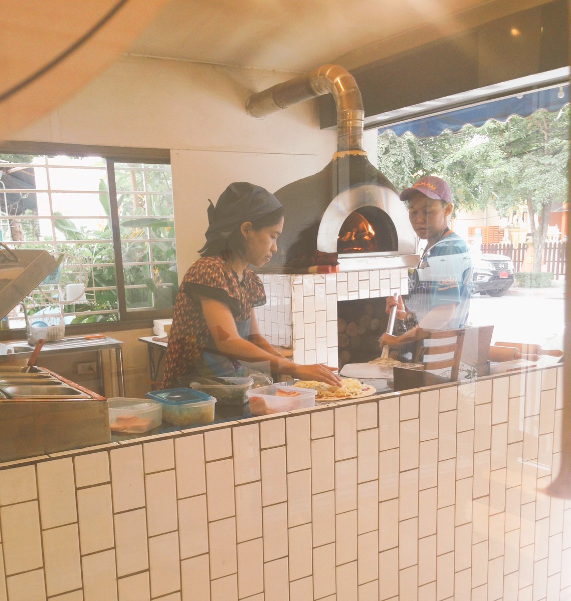 Ajapann's tweet photo. รีวิวร้านพิซซ่าเตาฟืนโฮมเมด🍕 "พิซซ่าบ้านสวนครัว" ตัวแป้งจะบางๆกรอบๆ ทำกันให้เห็นจะๆหน้าร้าน ชีสยืดๆ ฟินไปอี๊กกก~ เริ่มต้นถาดละ 179฿ (ถาด6ชิ้น) และยังมีเมนูอื่นๆอีกมากมาย ทางร้านมีบริการส่งด้วยนะจ๊ะ แนะนำเลยอร่อยจริงๆ
📍พิกัดย่านพุทธบูชา พระราม2
@aroii #อร่อยไปเเดก #อร่อยบอกต่อ https://t.co/kwuU9HIxEP