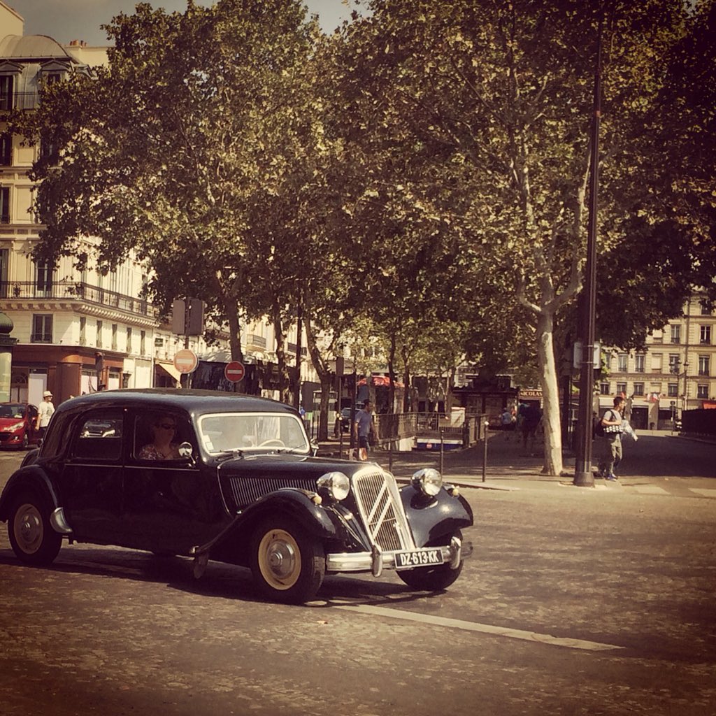 maude_marillier's tweet photo. 11e édition de la traversée de Paris estivale en anciennes. #ClinDœilAuPasse #nostalgie #ParisRetro #VincennesEnAnciennes https://t.co/yu9RApNlxO