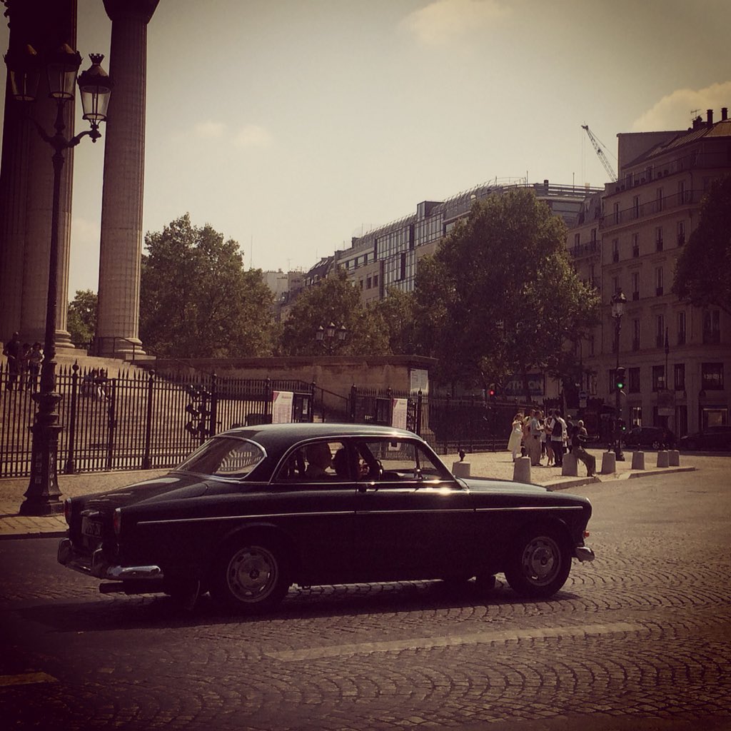 maude_marillier's tweet photo. 11e édition de la traversée de Paris estivale en anciennes. #ClinDœilAuPasse #nostalgie #ParisRetro #VincennesEnAnciennes https://t.co/yu9RApNlxO