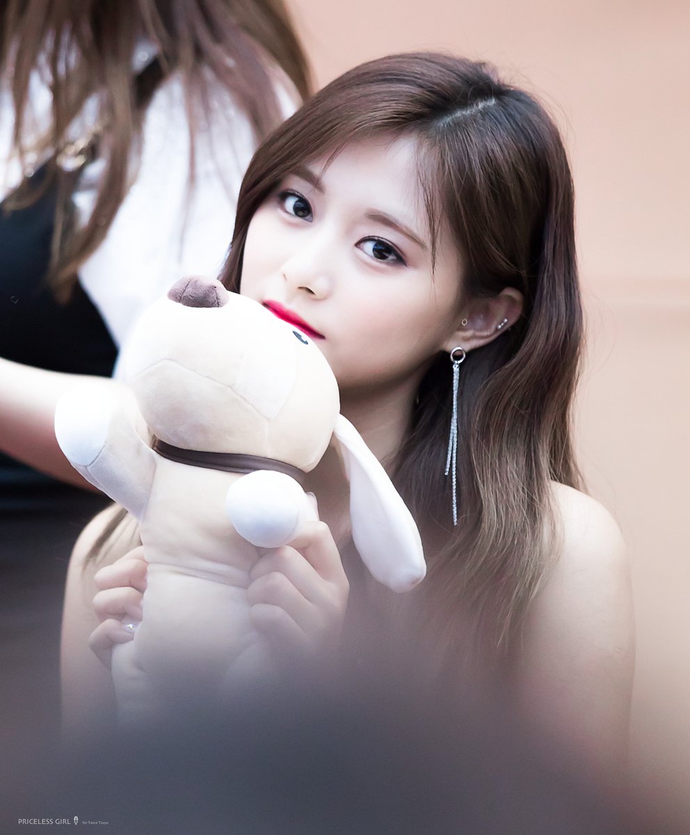 pricelessgirl99's tweet photo. 180722 #하남팬사인회 

아름다운 여름...

#트와이스 #TWICE #쯔위 #TZUYU @JYPETWICE https://t.co/1Tadl7hYMo