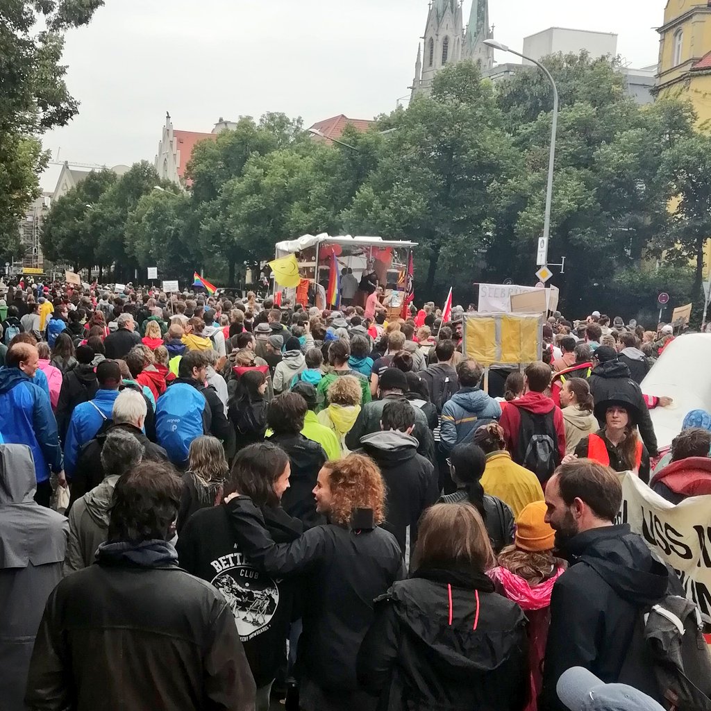 Wahnsinn! Unser Teil des Demozuges ist immer noch an der Teresienwiese, hinter uns kommen noch viele - und die Spitze der Demo ist schon am Königsplatz. Für die Nicht-Münchner*innen: das bedeutet wir sind gigantisch viele! #ausgehetzt