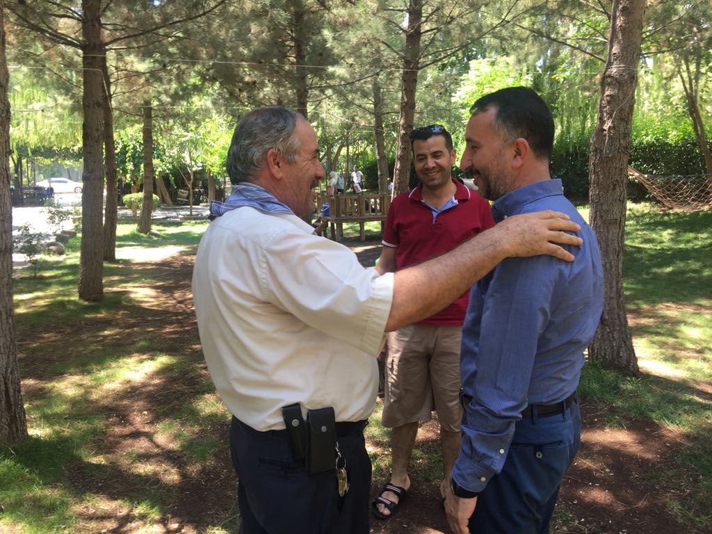 Siverekbld's tweet photo. Başkan @ResulYilmaz63, mesai kavramı gözetmeksizin yaptığı ziyaretlerde, hem samimi bir sohbet ortamında vatandaşlarımızla istişare ve değerlendirme fırsatı buluyor,  hem de vatandaşlarımızın taleplerini ve önerilerini dinliyor. @RT_Erdogan @erolkaya_ist @nihatcftc @_avidrissahin https://t.co/XlAwuoMily