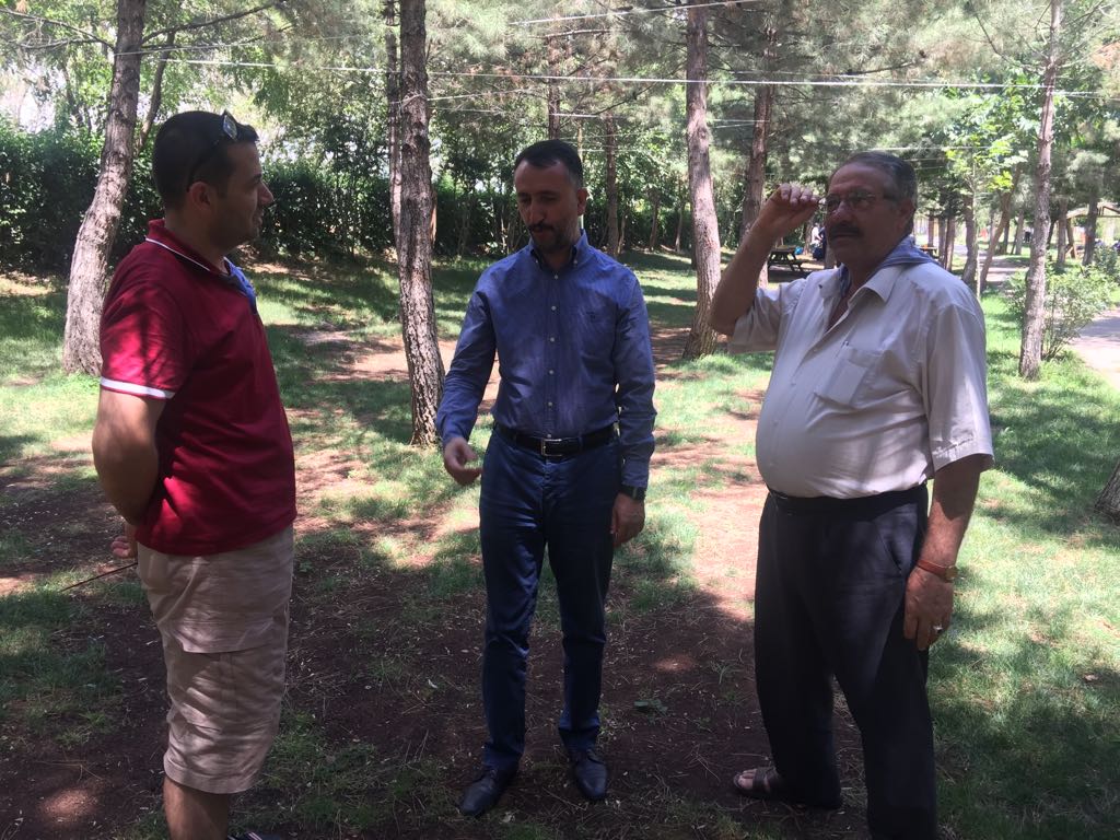 Siverekbld's tweet photo. Başkan @ResulYilmaz63, mesai kavramı gözetmeksizin yaptığı ziyaretlerde, hem samimi bir sohbet ortamında vatandaşlarımızla istişare ve değerlendirme fırsatı buluyor,  hem de vatandaşlarımızın taleplerini ve önerilerini dinliyor. @RT_Erdogan @erolkaya_ist @nihatcftc @_avidrissahin https://t.co/XlAwuoMily