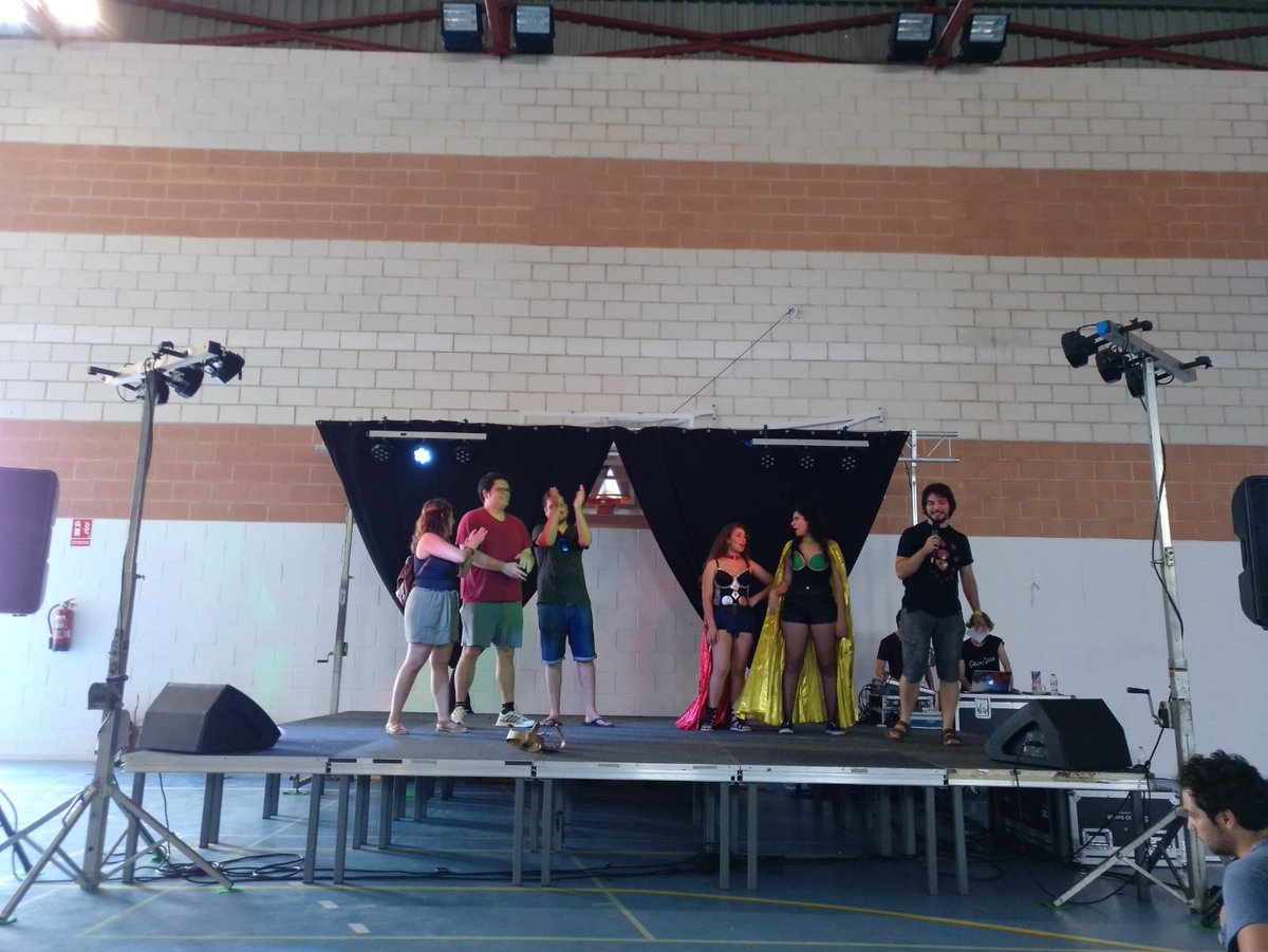 asoronin's tweet photo. En el escenario se está llevando a cabo la actividad adivina la frase. Hay algunas muy difíciles y otras muy míticas ¿Os animáis? #summerfreak #adivinalafrase https://t.co/yAuZztnlr7