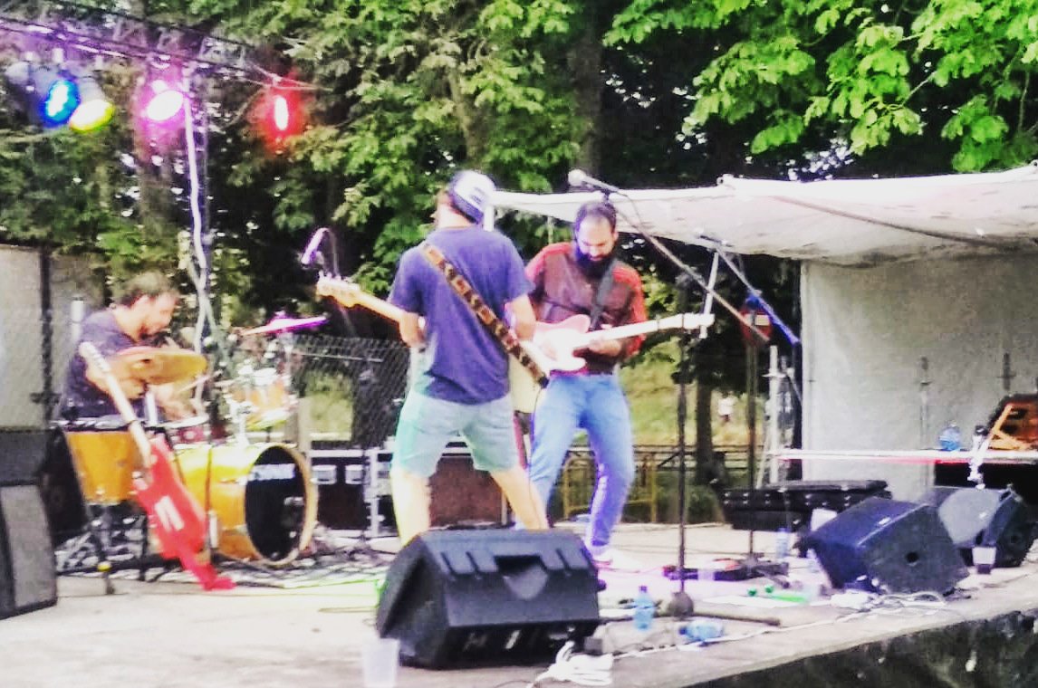 revistaindie's tweet photo. Ayer @sugarcrushmusic lo petaban en el #jolibuzfest "Han gustado mucho" 😆🤣😎 #NosGustaLaMusica #Agreda #Soria #concertphotography #musicphotography #musicfestival #concierto #festival #transyeye #livemusic #directo https://t.co/V67rqg54iS