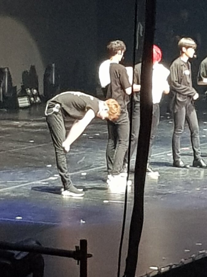 wonyijeong0208's tweet photo. @WannaOfficial #라이관린 tại sao những lúc như vậy tôi lại chẳng thấy ai để ý thằng bé dù chỉ 1 chút vậy thằng bé luôn quan tâm với mn mà tại sao lúc bé đau chỉ thấy bóng dáng 1 mình bé .chị thương em lắm kuanlin ah are you okay now my love? https://t.co/e2ROq0gSQg