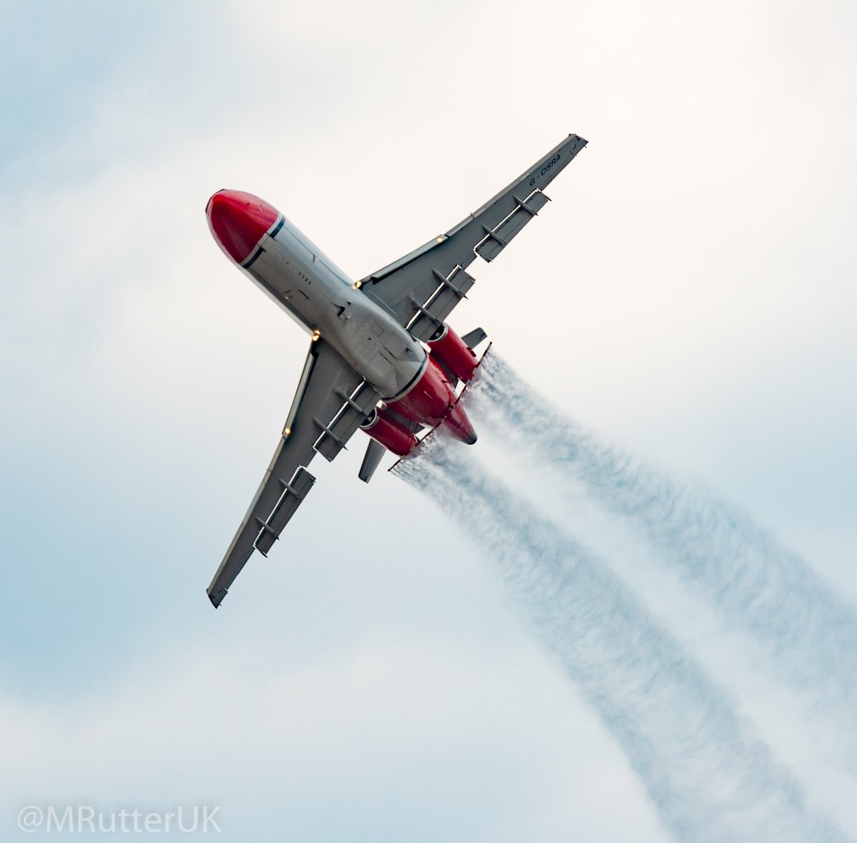 MRutterUK's tweet photo. Farnborough Airshow #Farnborough2018 #FarnboroughAirshow #aviation #airshow #oil #oilresponse #plane https://t.co/nDCRiM5yTd