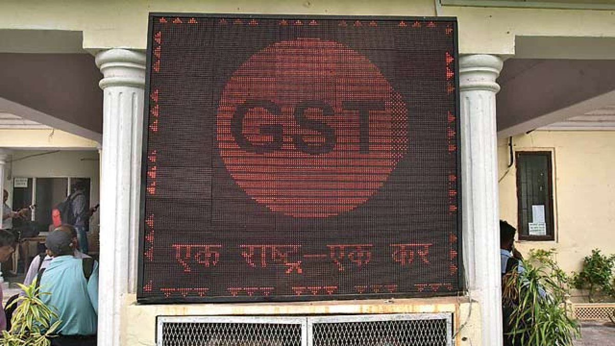 GST slabs can be reduced to 3 in coming days: Sushil Modi dnai.in/fxTK https://t.co/qZkHc0Jg1w