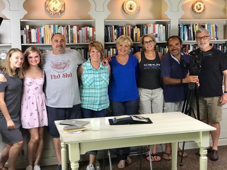 valeofilms's tweet photo. Fun day on set with Amy Mangan producing the trailer for her new book - This Side Up. Thank you to an AMAZING crew who came out on a Saturday to make magic!! πΈ by Laurie Zink.
#mythissideupstory #blackrosewriting #setlife #bts #booktrailer #valeofilms #videoproduction https://t.co/Jfpgx4TjB5
