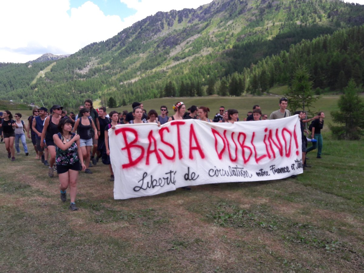 notav_info's tweet photo. La montagna ha mille strade per chi la conosce, siamo arrivati in Francia dai sentieri. Non c'è frontiera che tenga davanti alla voglia di libertà e di migliorare la propria vita. Non vogliamo che queste valli diventino zona di caccia all'uomo né un cimitero a cielo aperto. https://t.co/KxsxM9hDsm