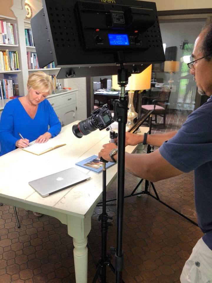 valeofilms's tweet photo. Fun day on set with Amy Mangan producing the trailer for her new book - This Side Up. Thank you to an AMAZING crew who came out on a Saturday to make magic!! πΈ by Laurie Zink.
#mythissideupstory #blackrosewriting #setlife #bts #booktrailer #valeofilms #videoproduction https://t.co/Jfpgx4TjB5