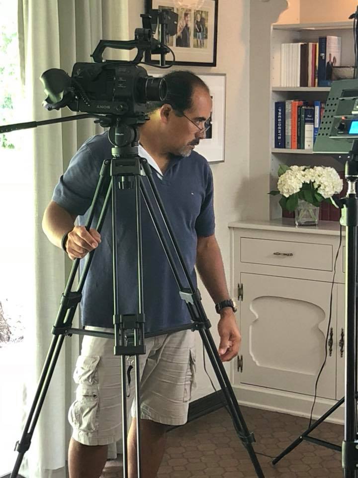 valeofilms's tweet photo. Fun day on set with Amy Mangan producing the trailer for her new book - This Side Up. Thank you to an AMAZING crew who came out on a Saturday to make magic!! πΈ by Laurie Zink.
#mythissideupstory #blackrosewriting #setlife #bts #booktrailer #valeofilms #videoproduction https://t.co/Jfpgx4TjB5